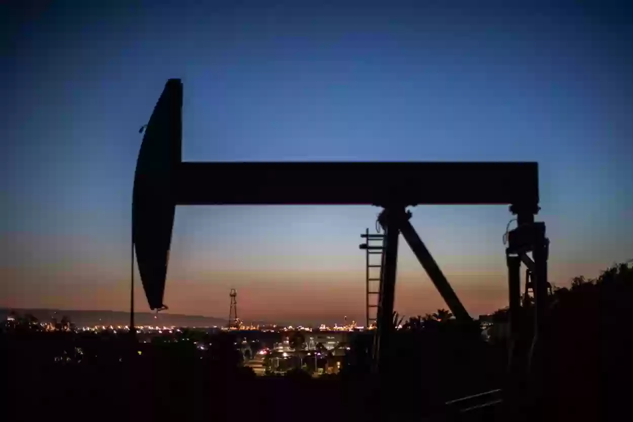 تغيرات وهبوط في أسعار النفط العالمي وسط قلق المستثمرين