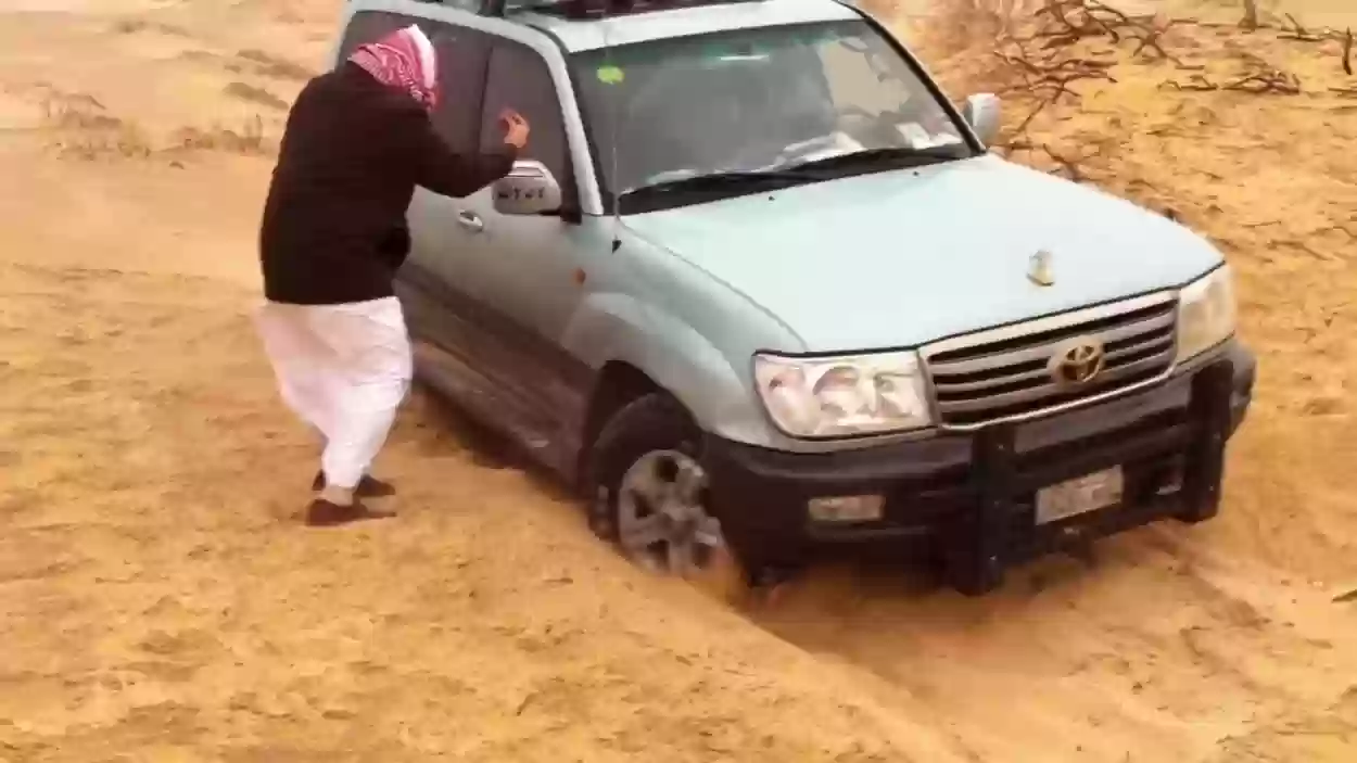  إنقاذ سيارة تعطلت في رمال العاصمة الرياض
