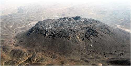 جبل ضبع وهو عبارة عن قبة بركانية موجودة في حرة رهاط